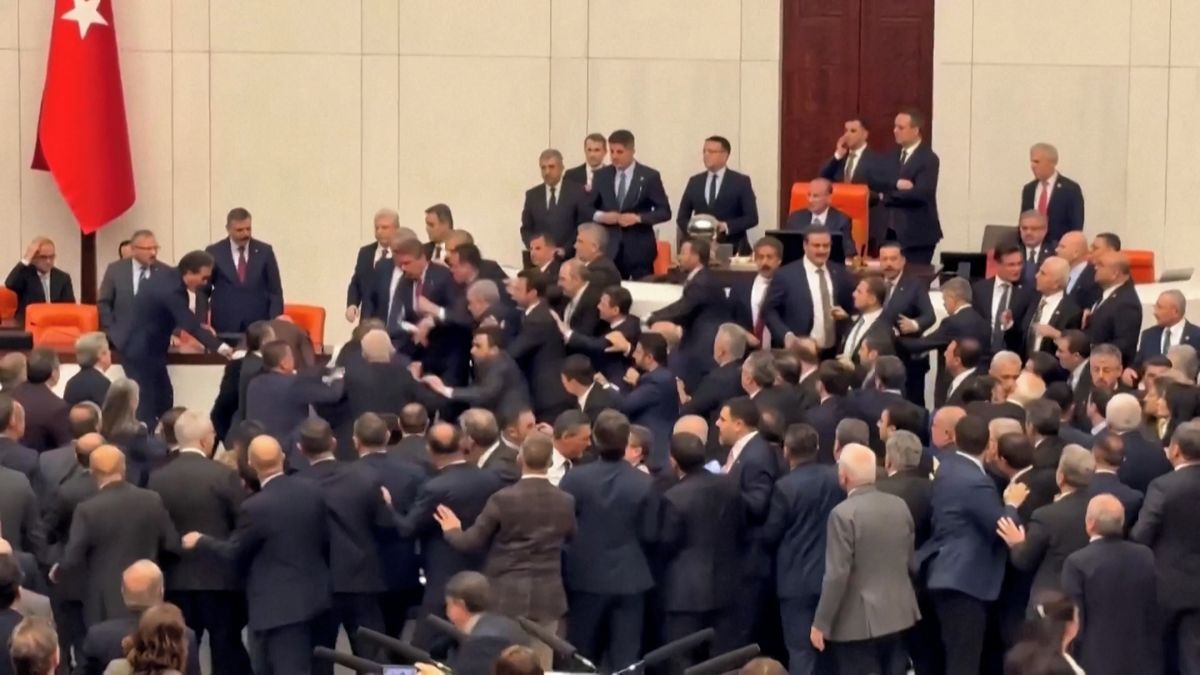 V tureckém parlamentu se strhla bitka. Opozice chtěla zabránit novému ministrovi ve složení přísahy